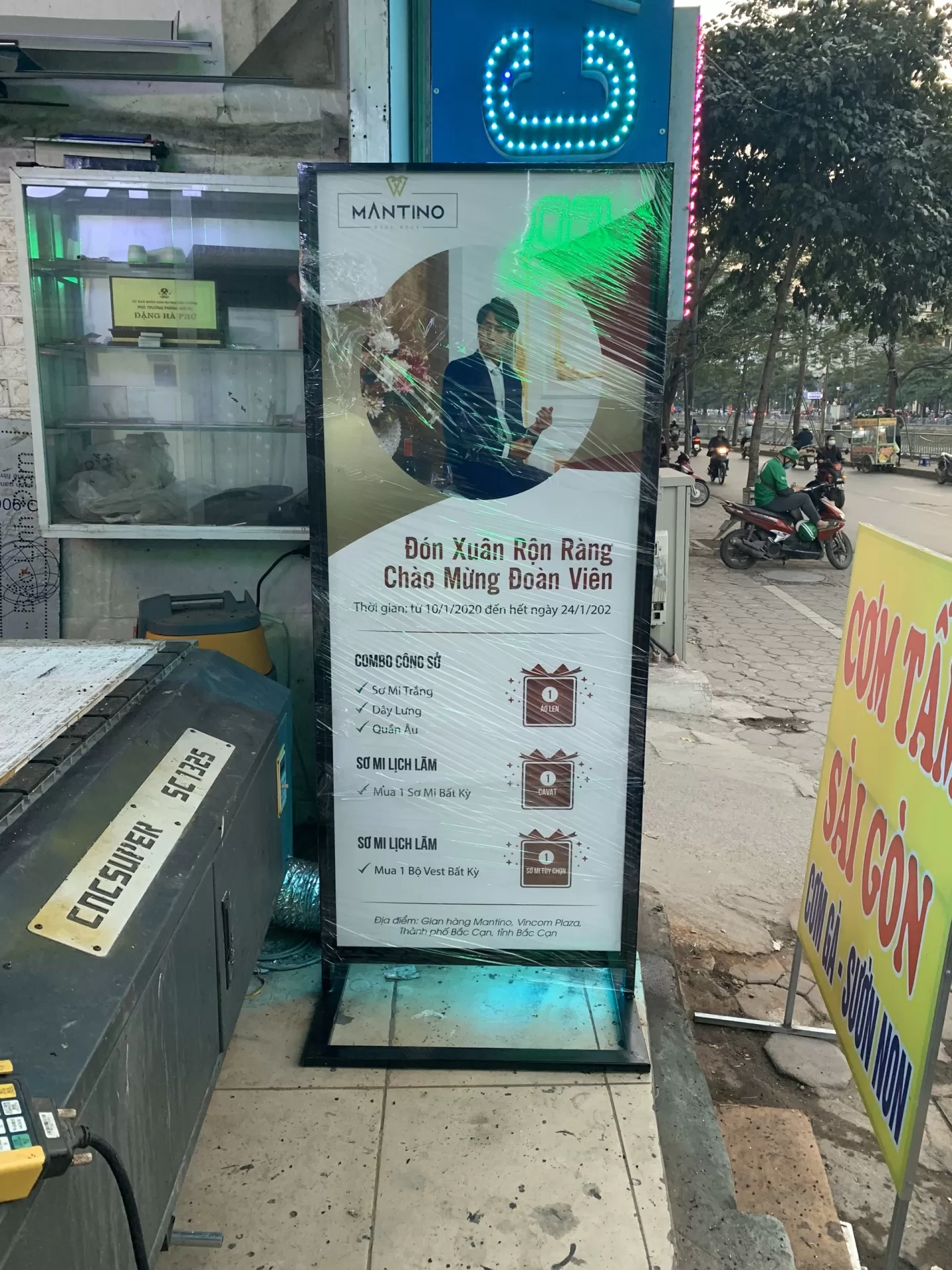 Standee Khung Sắt – Bền Đẹp, Giá Tốt, Giao Hàng Nhanh Toàn Quốc