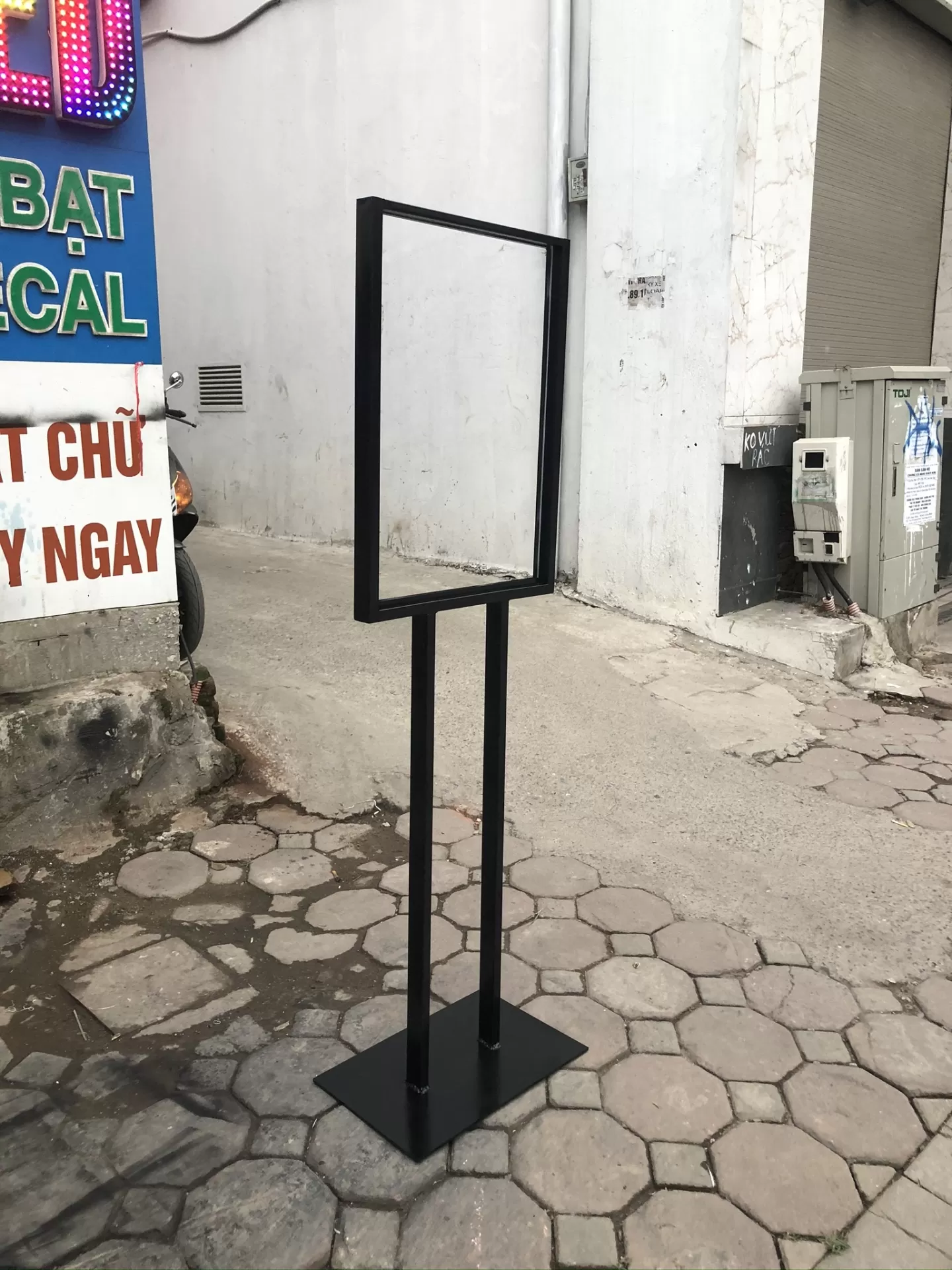 Standee khung sắt sơn tĩnh điện – Gia công theo yêu cầu, bền đẹp, chắc chắn