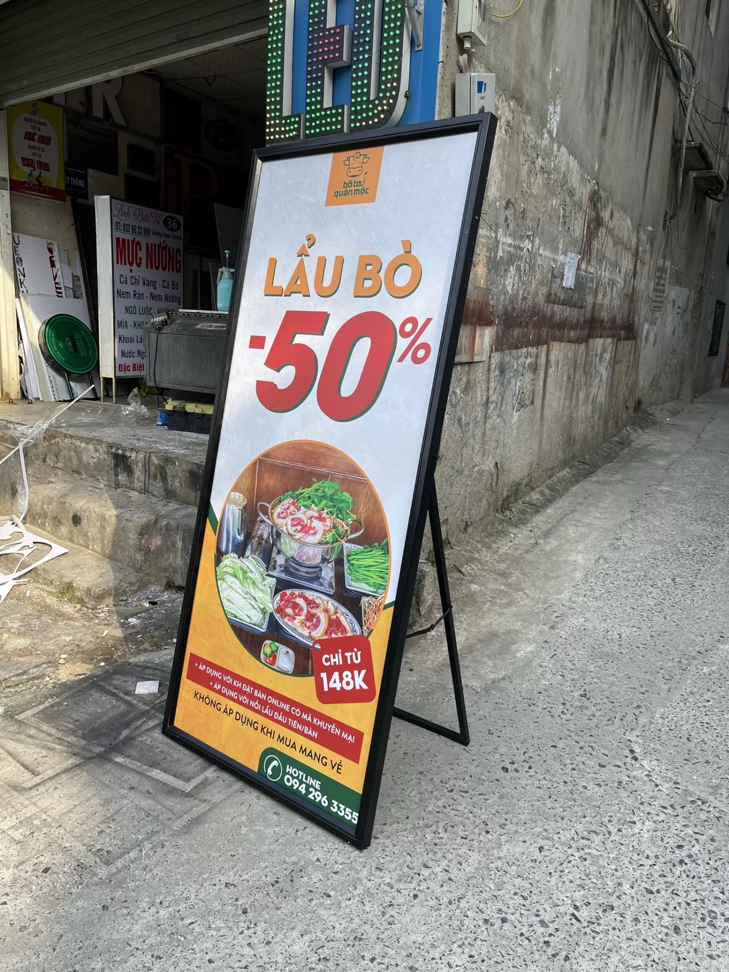 Standee Khung Sắt – Bền Đẹp, Giá Tốt, Giao Hàng Nhanh Toàn Quốc