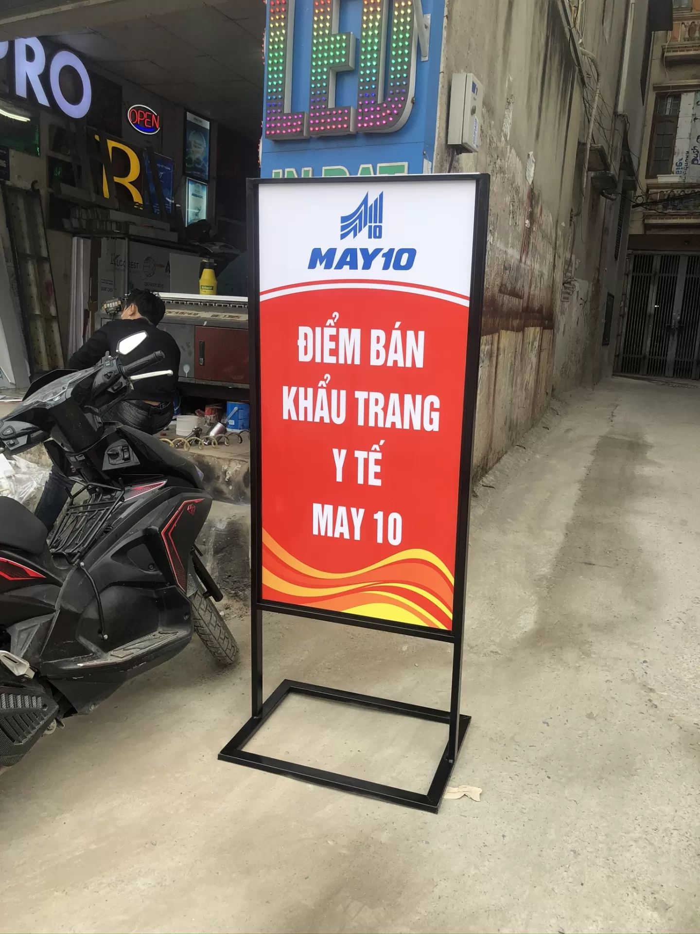 Standee Khung Sắt – Bền Đẹp, Giá Tốt, Giao Hàng Nhanh Toàn Quốc