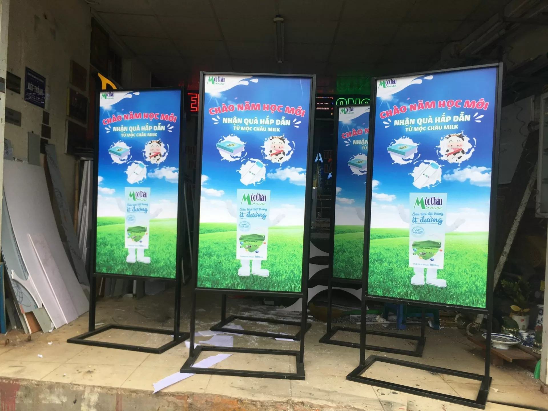 Standee Khung Sắt – Bền Đẹp, Giá Tốt, Giao Hàng Nhanh Toàn Quốc