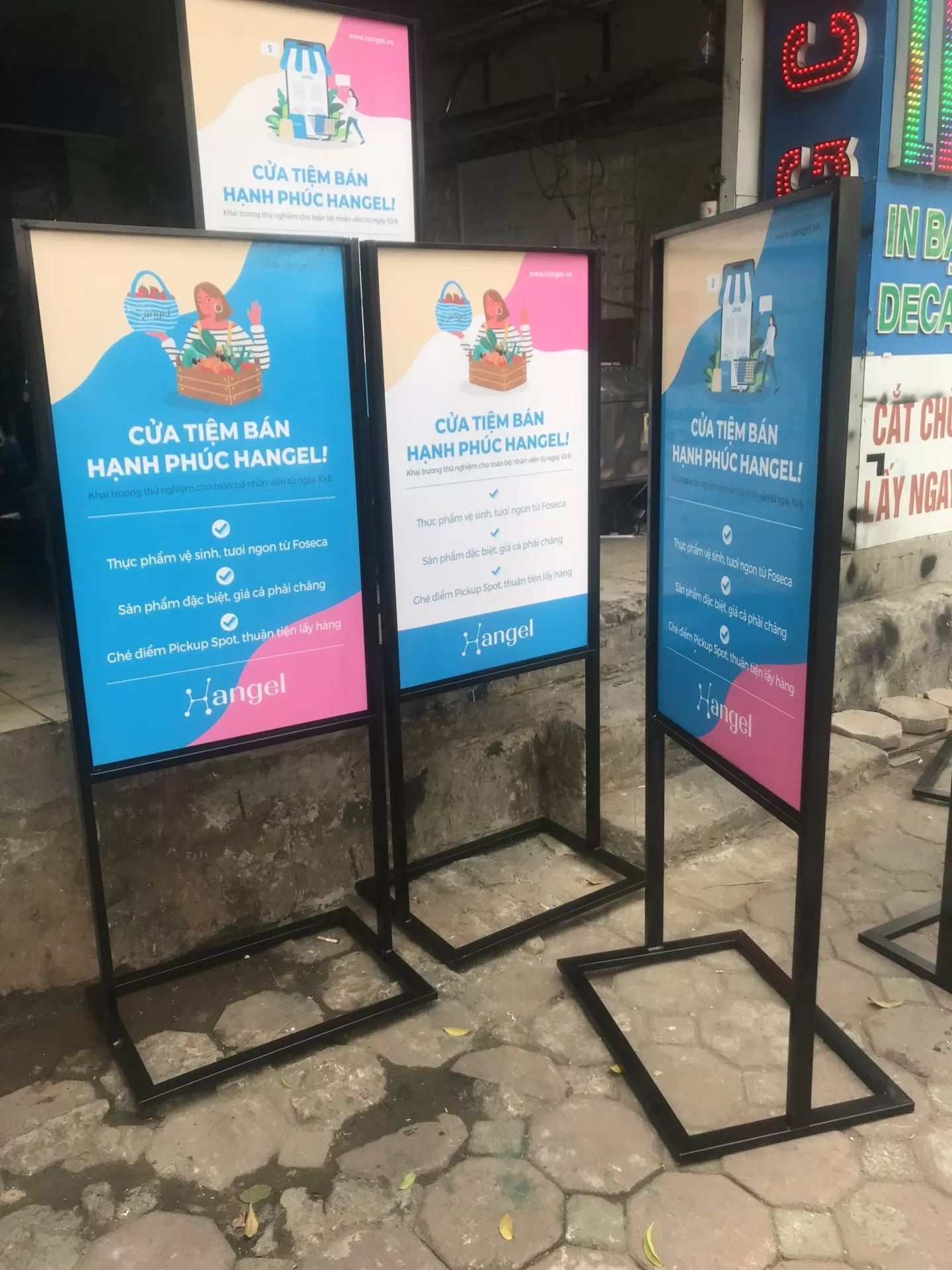 Standee Khung Sắt – Bền Đẹp, Giá Tốt, Giao Hàng Nhanh Toàn Quốc