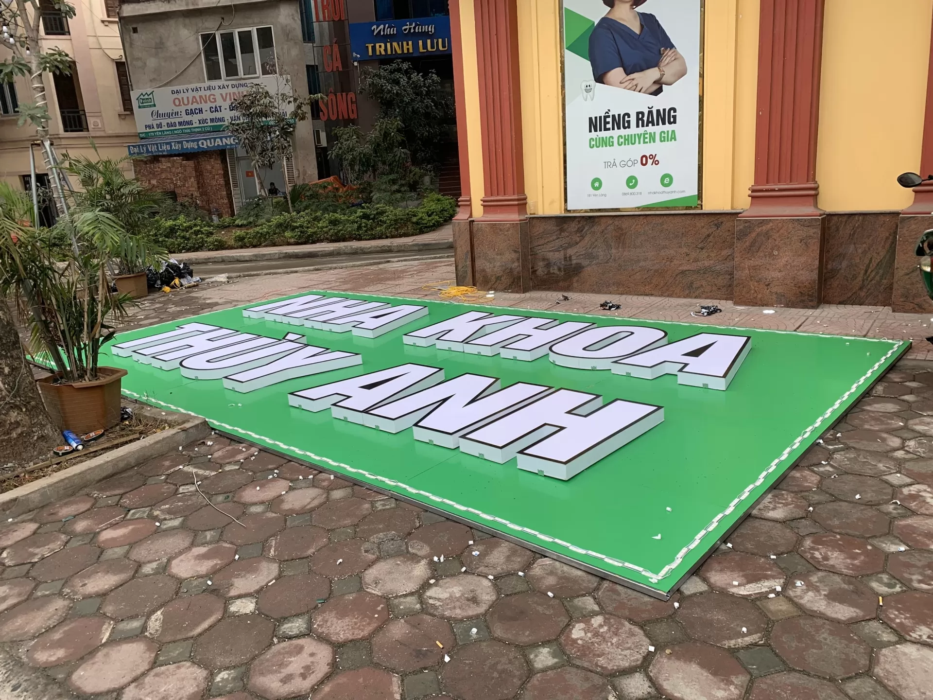 Biển Alu Chữ Nổi Mica Đèn LED Đẹp, Thu Hút – Giải Pháp Quảng Cáo Nổi Bật Cho Mọi Mặt Tiền