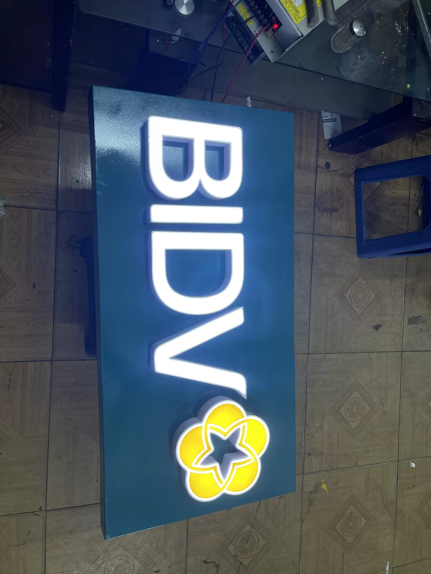 Biển Alu Chữ Nổi Mica Đèn LED Đẹp, Thu Hút – Giải Pháp Quảng Cáo Nổi Bật Cho Mọi Mặt Tiền