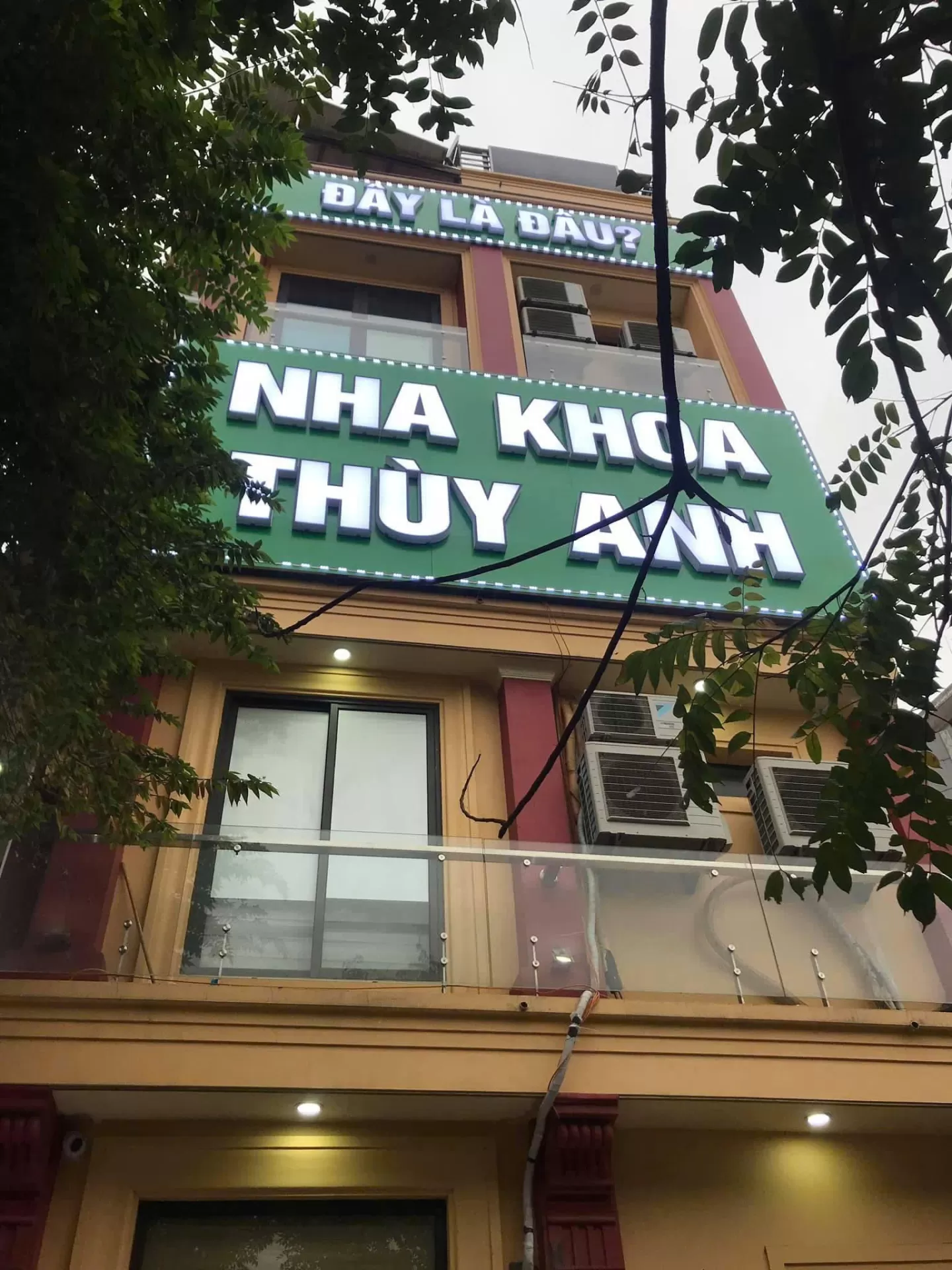 Biển Alu Chữ Nổi Mica Đèn LED Đẹp, Thu Hút – Giải Pháp Quảng Cáo Nổi Bật Cho Mọi Mặt Tiền
