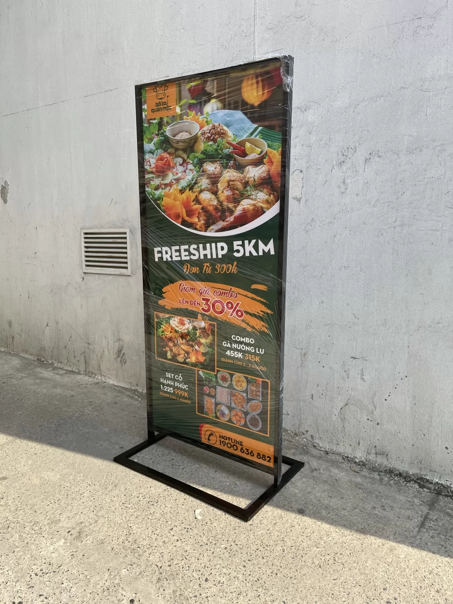 Standee Khung Sắt – Bền Đẹp, Giá Tốt, Giao Hàng Nhanh Toàn Quốc